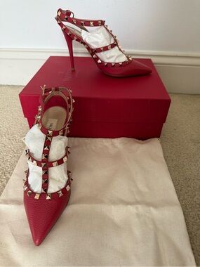 Valentino Rockstud Fusia Pointed-Toe Leather Pumps